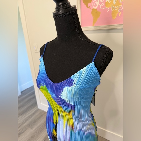 Prettylittle Thing Blue Abstract Print Plisse Low Back Strappy Maxi Dress SzUS12 - Picture 4 of 6